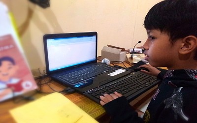 Sambil Menunggu Papah Kursus, Keenan Ikut Belajar Komputer: Momen Langka Ayah dan Anak Belajar Bareng di LKP Go Smart